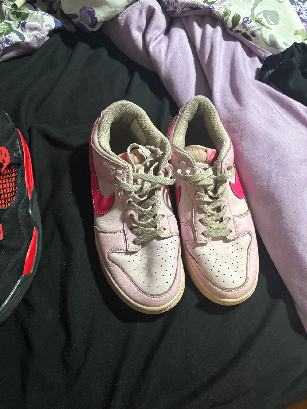Nike Kids Low-Top Sneakers in Light Pink with Hot Pink Swoosh